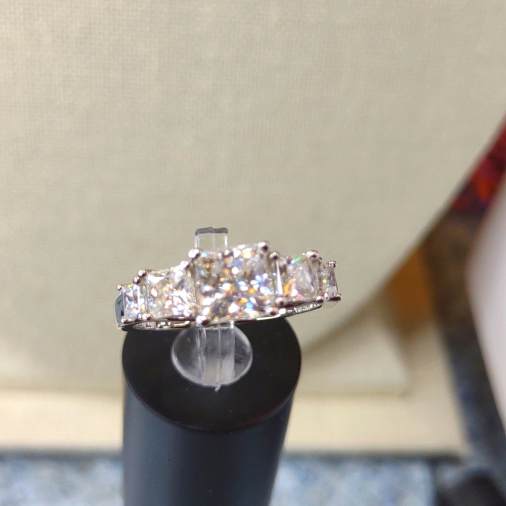 Mossenite wedding Ring 1ctw 925. Brand new